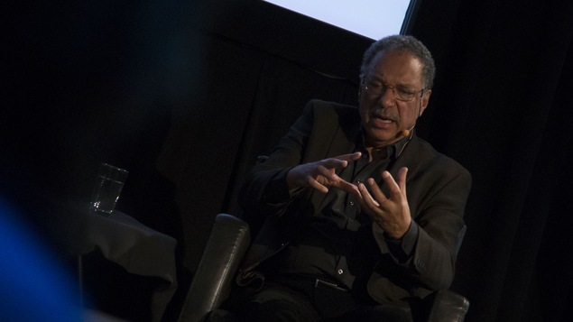 Le biologiste Daniel Pauly, assis dans un fauteuil de cuir, répond à une question.