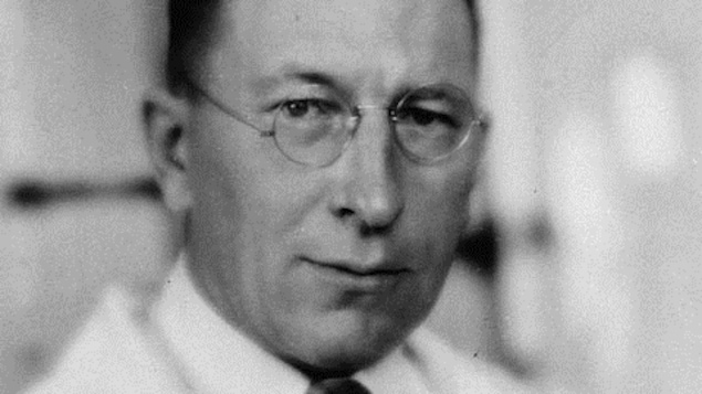 Une photo d'archives (1930) du médecin ontarien Frédérick Banting habillé d'une chemise et d'un sarrau.