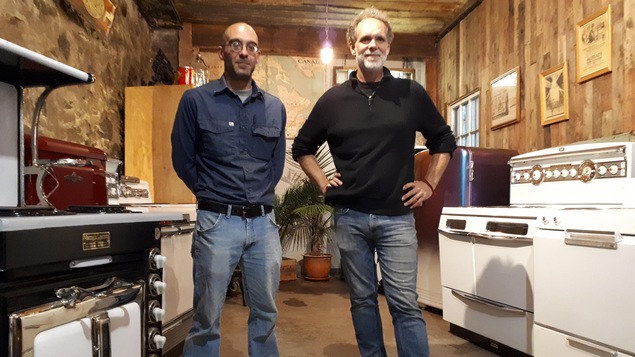 Les propriétaires de antique Électro de Sherbrooke dans leur atelier de restauration.