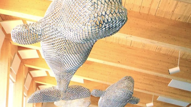 Exemple d'architecture autochtone : installation de baleines à l'intérieur de l'aéroport de Qaqtaq