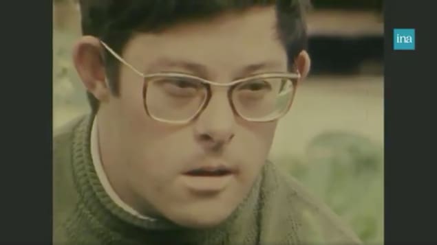 Un jeune homme trisomique.