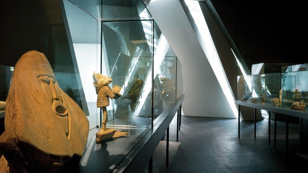 Une pièce contenant des sculptures inuit.