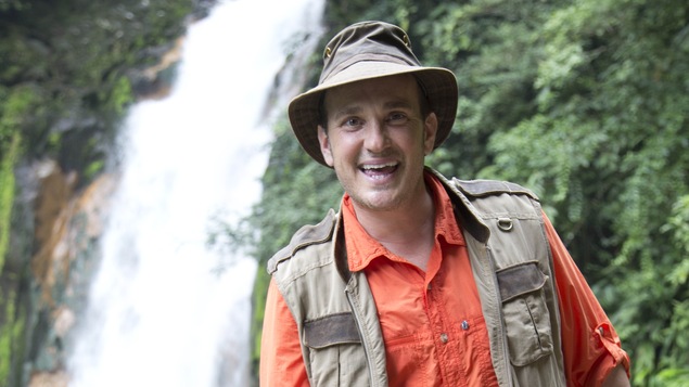 Arthur l'aventurier devant une chute du Costa Rica.