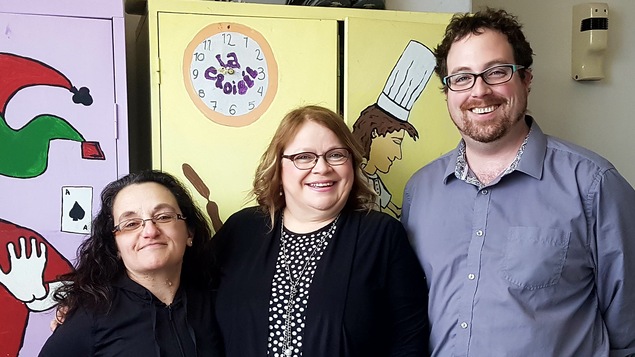On voit trois personnes en plan rapproché. Elles sont souriantes. Il s'agit des coordonnateurs de l'Association la Croisée à Sainte-Anne-des-Monts.