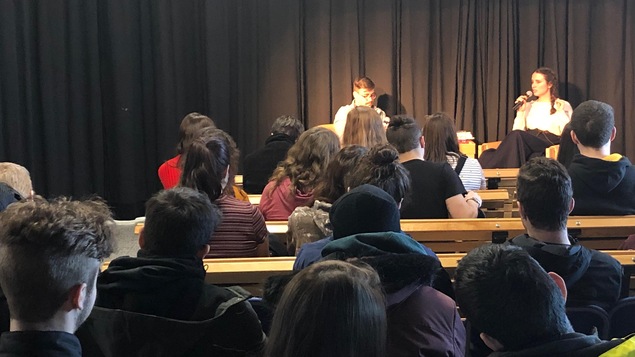 L'auteure Audrée Wilhelmy animant une conférence au Cégep de Baie-Comeau