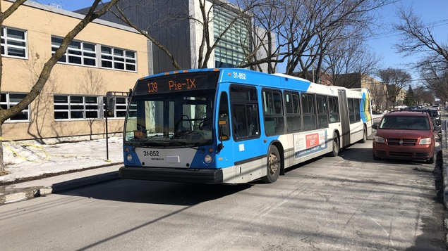 Un autobus de la STM devant une école.