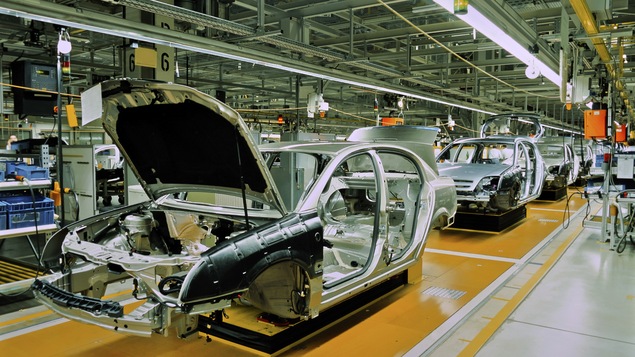 Automobiles en train de de se faire construire à la chaîne dans une usine