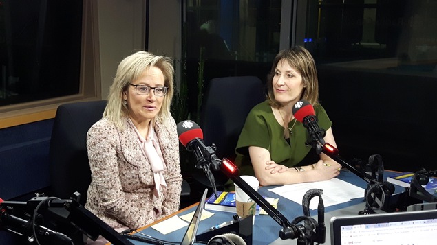 Les deux avocates sont côte à côte en entrevue radio.