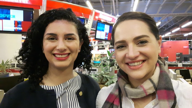 deux jeunes dames, filles de diplomates au Moyen-Orient, aux sourires étincelants entre caméra et écrans de télé dans un studio