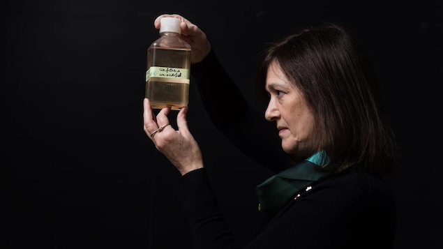 La géologue Barbara Sherwood Lollar observe une bouteille contenant de l'eau qui aurait 2 milliards d'années