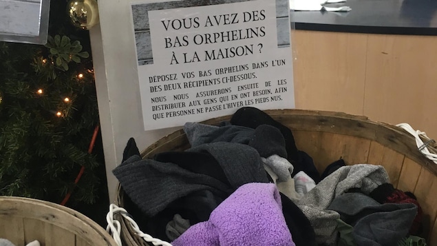 Des bas orphelins déposés dans l'un des points de collecte.