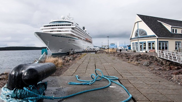 Bateau de croisière accosté au quai de Havre St-Pierre