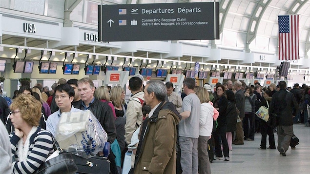 Des passagers en attente dans un aéroport.