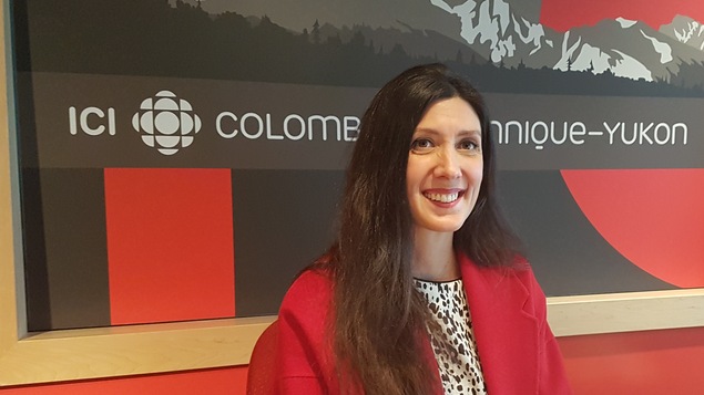 L'artiste peintre Aurélia Bizouard dans un studio de Radio-Canada à Vancouver