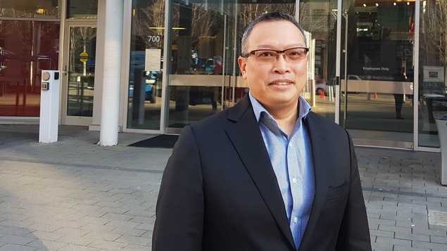 Daniel Wang, vice-président de l’Association canado-mauricienne de la Colombie-Britannique devant le bâtiment de Radio-Canada à Vancouver