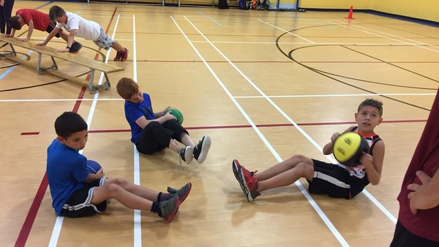 Des jeunes qui s'entraînent dans un gymnase.