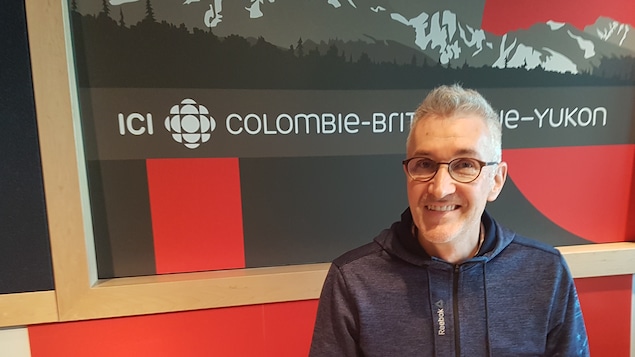Le nouveau vidéaste de Radio-Canada à Victoria, Érik Tremblay, dans le studio de Radio-Canada à Vancouver lors d'une entrevue
