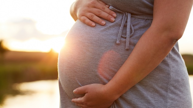 Une femme enceinte.