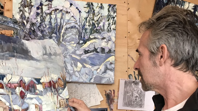 L'artiste-peintre Halin de Repentigny devant son tableau.
