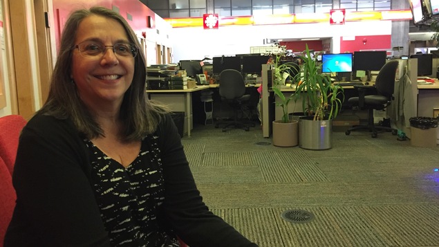 Une photo de Marie Dussault, présidente de l'organisme Inform'Elles, assise sur une chaise dans les locaux de Radio-Canada à Vancouver