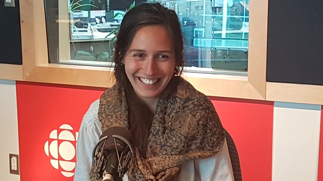 Noémie Bencteux, coordonnatrice des projets Empreintes, est derrière le micro au studio 19 de Radio-Canada