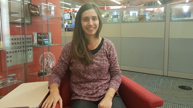 Une photo de Noémie Bencteux du Conseil jeunesse francophone de la C.-B. assise dans la salle des nouvelles de Radio-Canada à Vancouver
