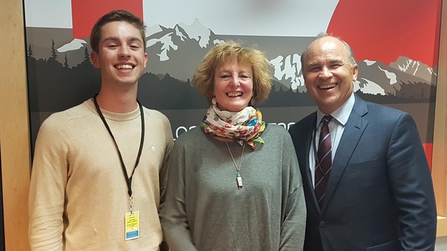 Nicholas Harterre, militant libéral; Marie Brunelle, militante néodémocrate; et Rick Peterson, militant conservateur posent dans un studio de Radio-Canada à Vancouver après un panel