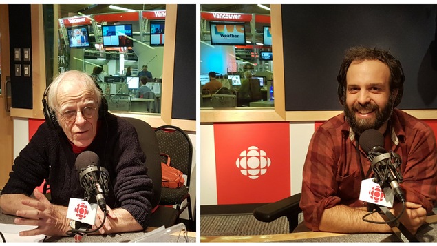 Des photos de l'économiste John Richards et l'environnementaliste Charles Latimer dans le studio de Radio-Canada