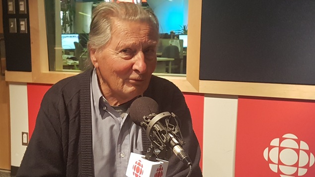 Le skieur de l'extrême, Sylvain Saudan, en entrevue dans les studios de Radio-Canada à Vancouver