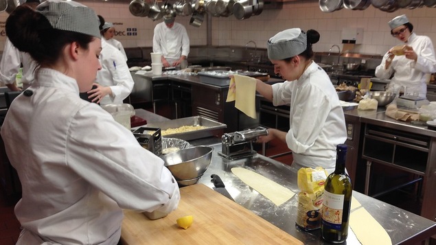 Des apprentis cuisiniers de l'ITHQ font des pâtes