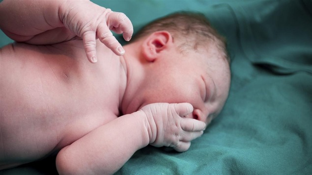 Un bébé naissant.