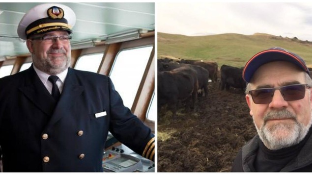 À gauche, on voit Bernard Langford dans son habit de capitaine, à bord d'un bateau, à droite, il est posé dans un champ devant ses animaux