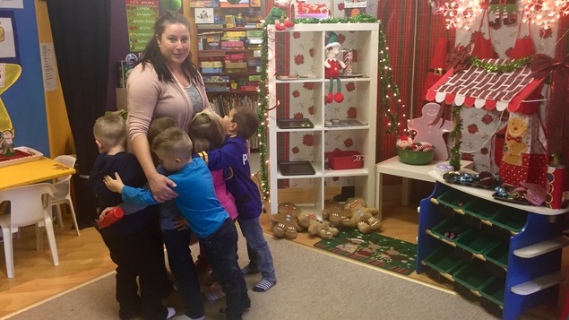 L'éducatrice Cathy Bernard, passionnée des décors thématiques, dans sa pré-maternelle La petite école.
