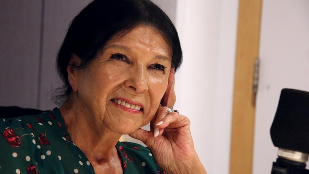 La réalisatrice et chanteuse abénaquise Alanis Obomsawin sourit pendant une entrevue.