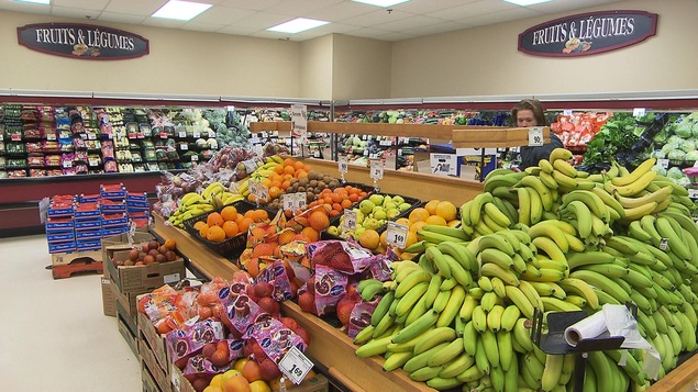 Des étalages remplies de fruits et de légumes.