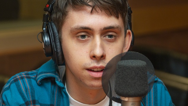 Nathan Ambrosioni au micro de Stéphan Bureau.