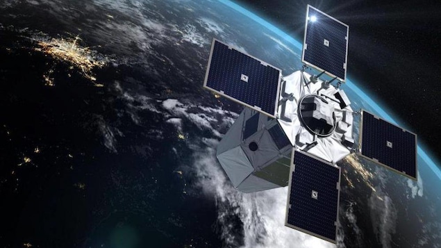 Un satellite se trouve dans l'espace au-dessus de la Terre.