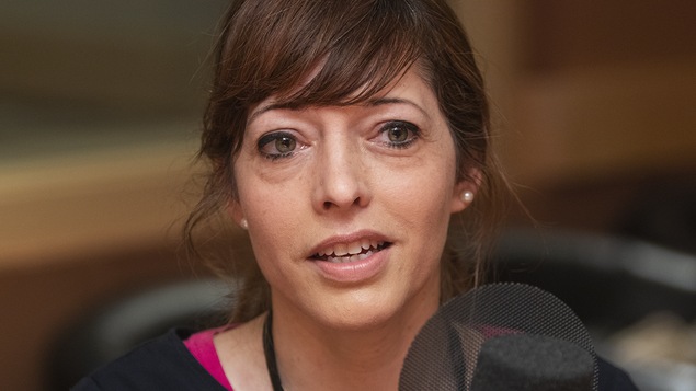 Alexandra Bachand au micro de Stéphan Bureau.