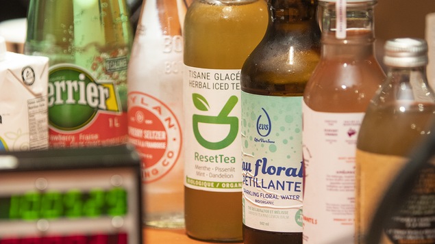 Des bouteilles boissons désaltérantes qui renferment moins de sucre que la moyenne.