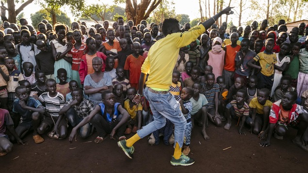 Un rappeur en prestation dans un camp de réfugiés en Ouganda.