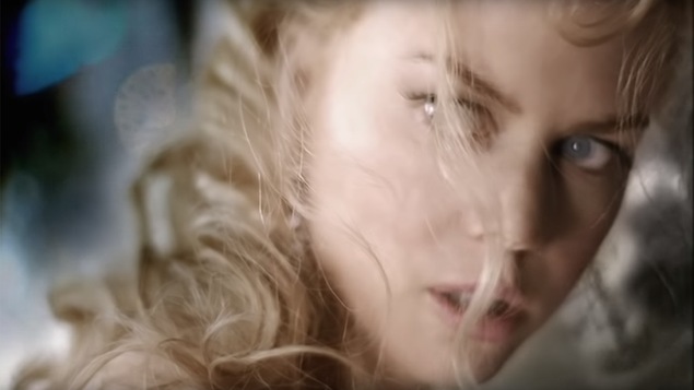 Gros plan flouté sur l'actrice Nicole Kidman, l'air troublé et les cheveux en bataille.