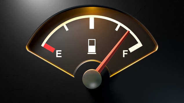Gros plan sur la jauge à essence d'une automobile.