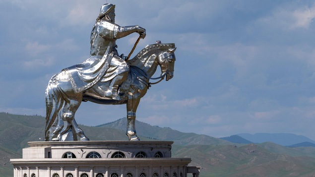 Une statue argentée de Genghis Khan sur un cheval.