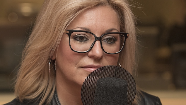 Guylaine Tanguay pendant qu'elle donne une entrevue.
