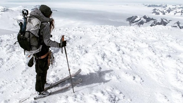 Caroline Côté marche dans le parc Kuururjuaq.