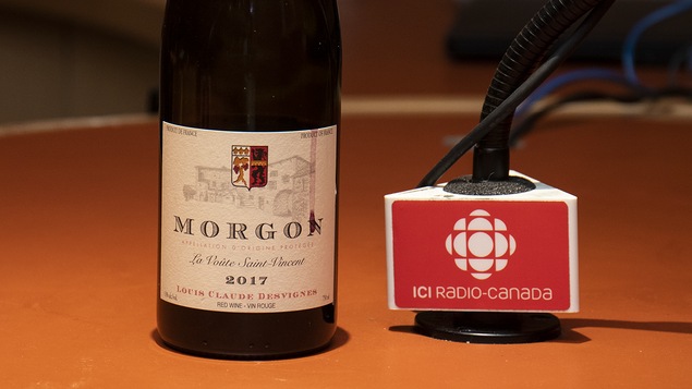Gros plan sur la bouteille sélectionnée par la Master Sommelier Élyse Lambert.