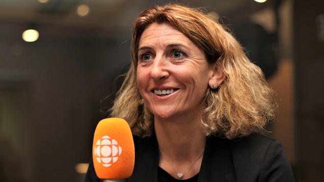 Marinette Pichon sourit au micro de Stéphan Bureau.