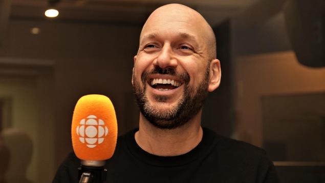 Martin Matte rigole au micro de Stéphan Bureau.