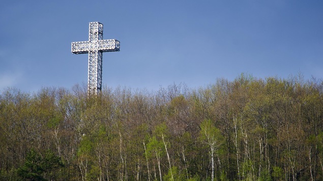 Vue sur la croix du mont Royal, à Montréal.