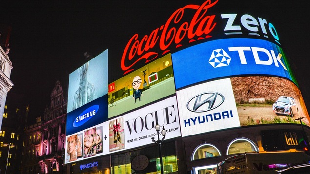 Des panneaux publicitaires à Piccadilly Circus, à Londres.